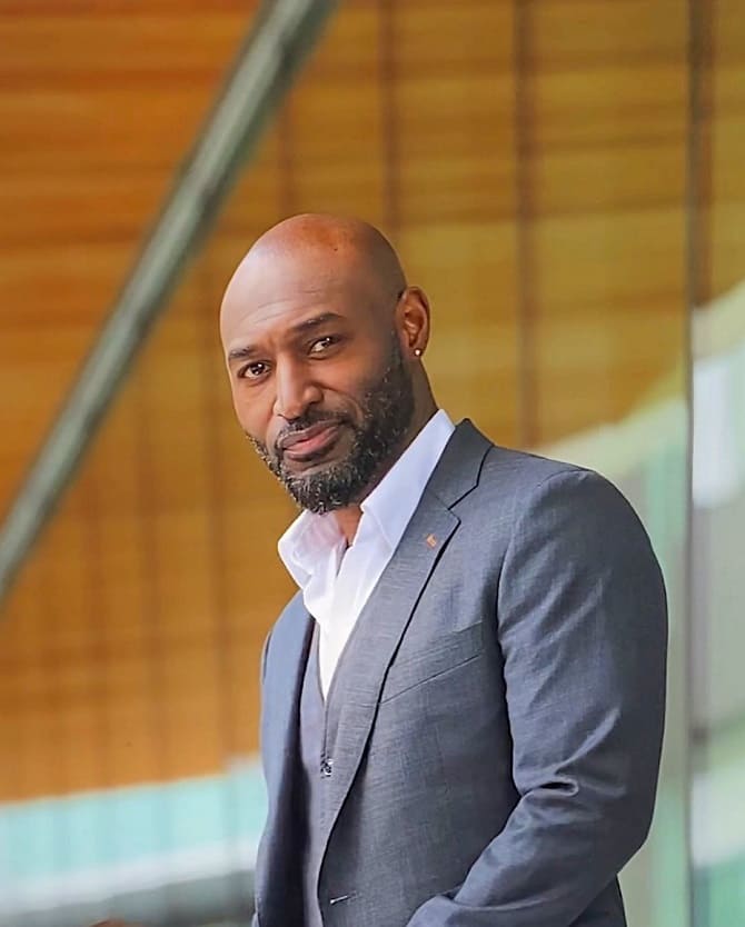 Звезда «Принца из Беверли-Хиллз» Эдриан Холмс попал в ДТП: он насмерть сбил мужчину 1