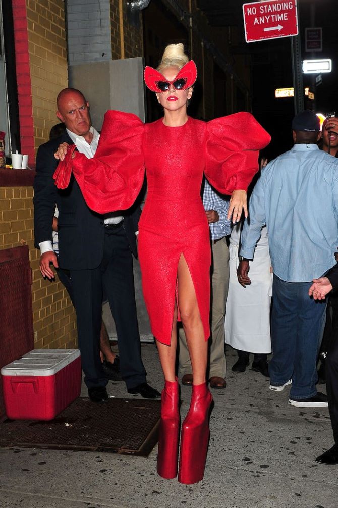 Леди Гага пытается вернуть в моду неудобную обувь (но мы не поддаемся)