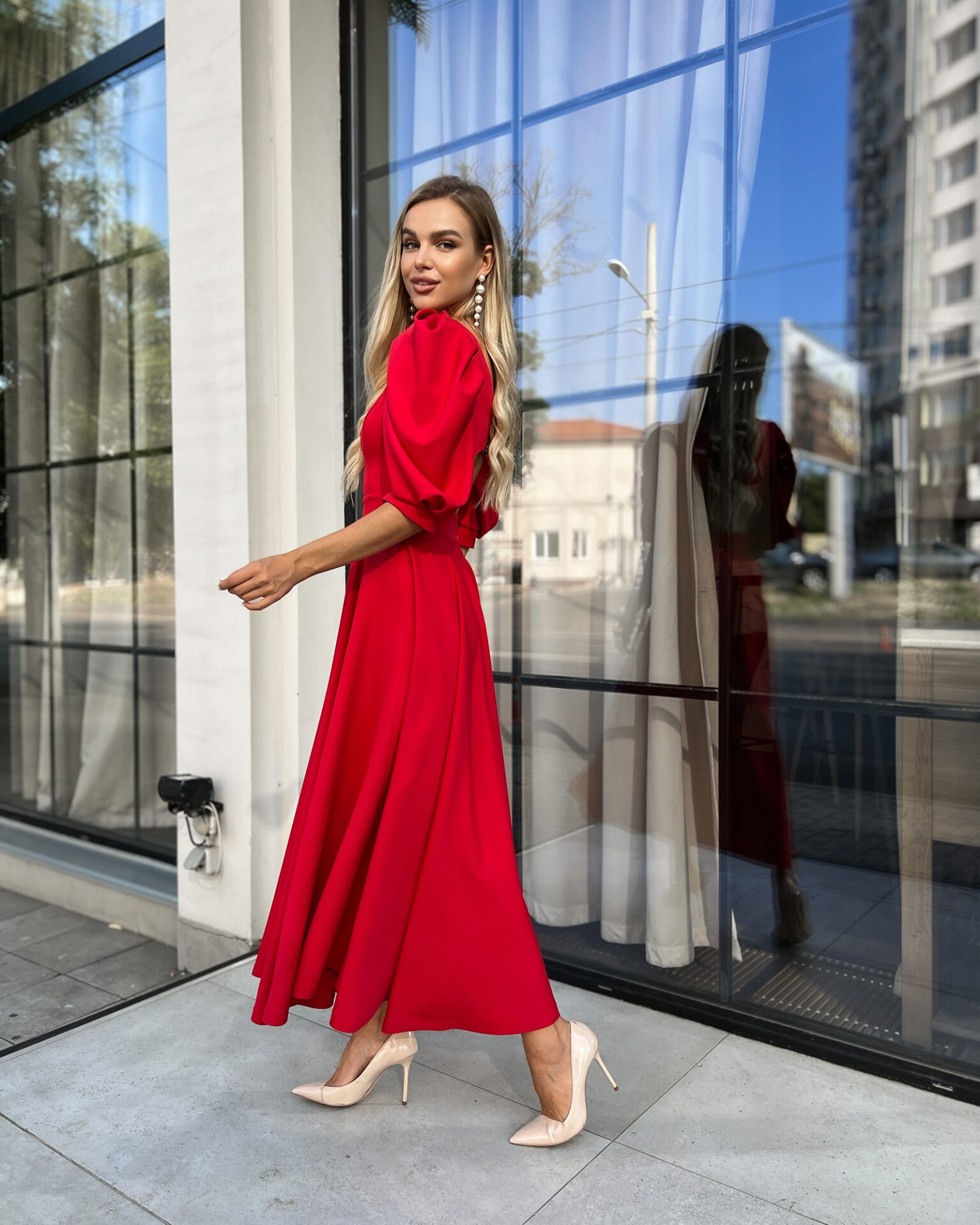 Червона сукня відкрита спина міді довжини