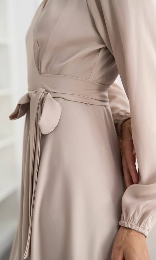 Вечернее платье атлас на запах 25087 Бежевое