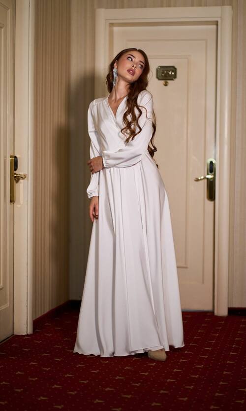 Вечірня сукня атлас на запах 25070 Молочна