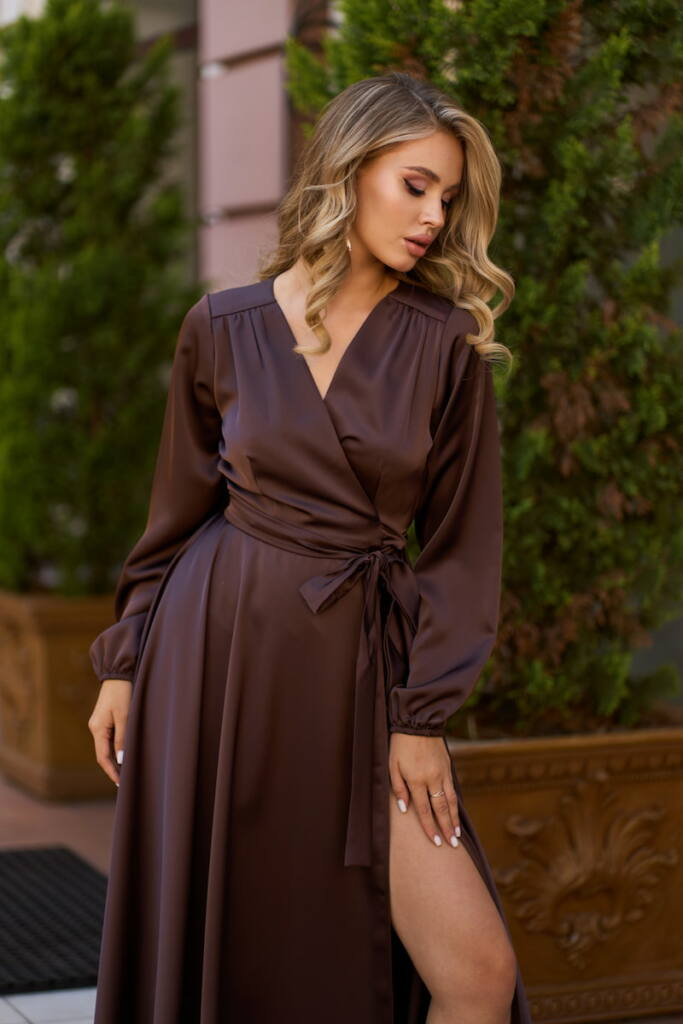 Шоколадна Вечірня сукня атлас на запах 25070