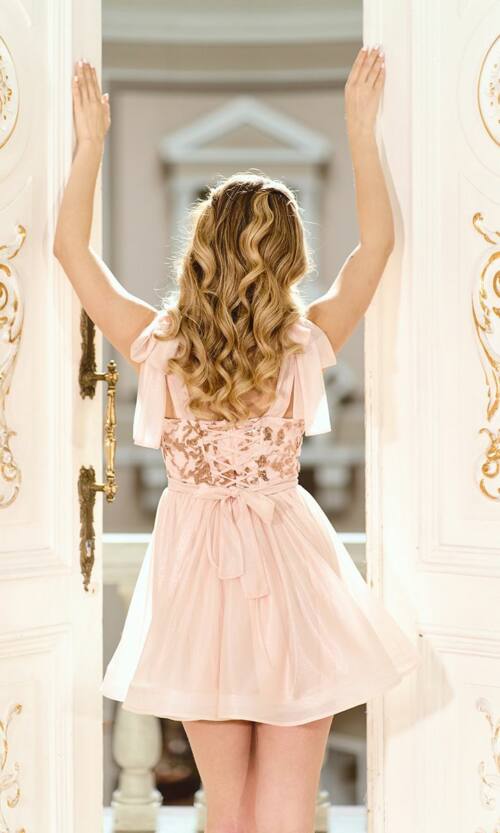 Архітектурна коктейльна сукня з вишитим корсетом 26010 Персикова