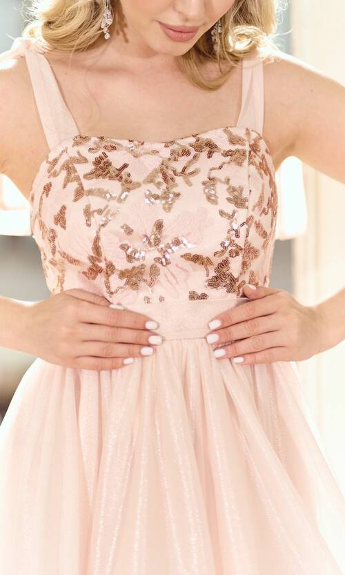 Архітектурна коктейльна сукня з вишитим корсетом 26010 Персикова