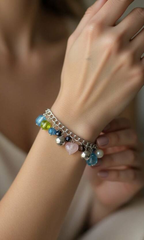 Жіночий браслет з шармами та підвісками у формі серця 26503 Сріблястий