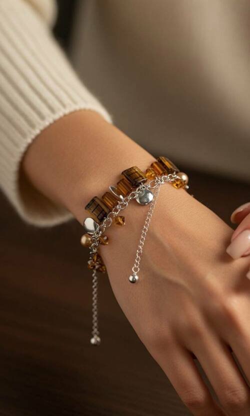 Жіночий браслет з підвісками у бурштинових відтінках 26501 Сріблястий